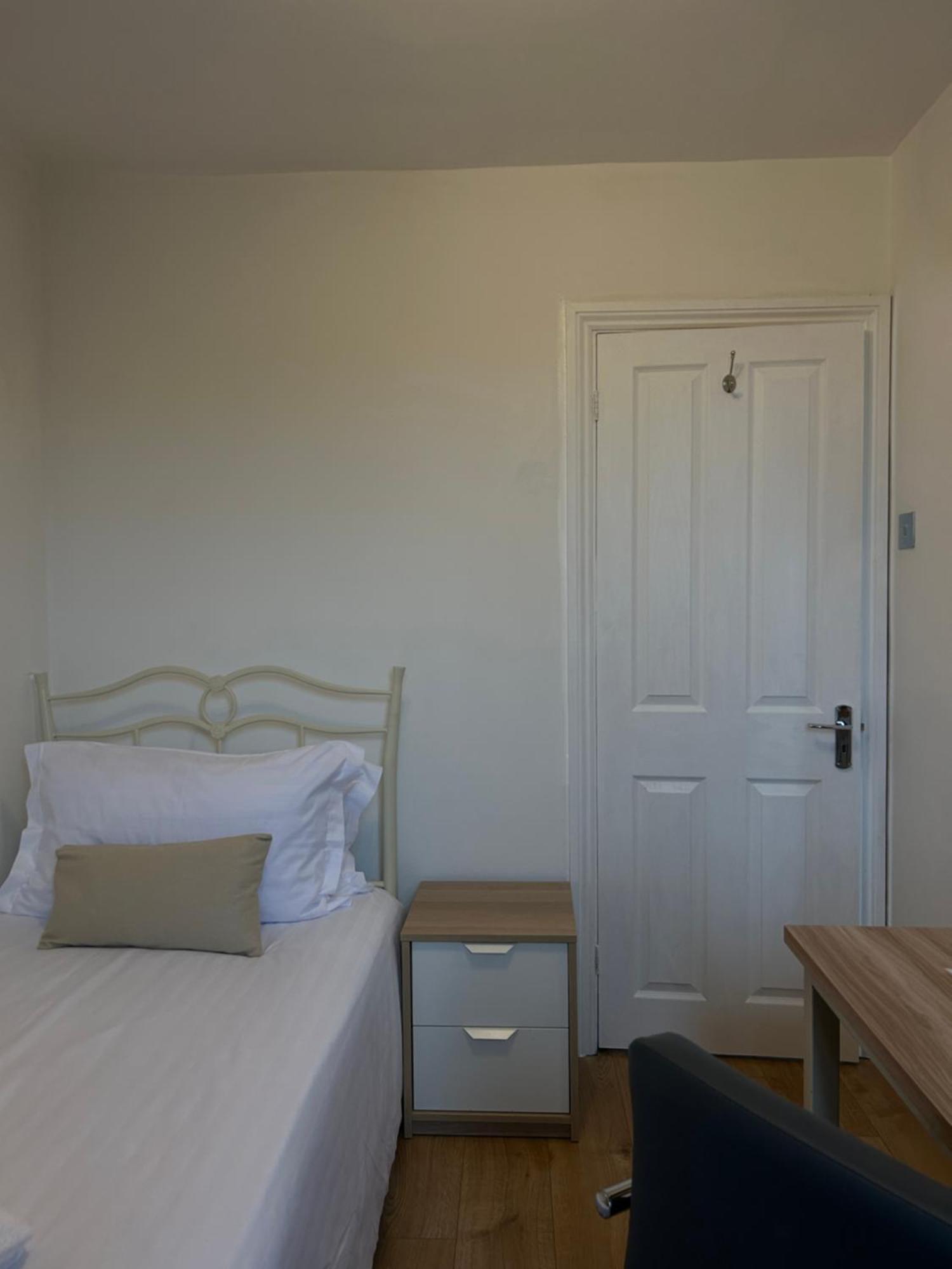 No6 Overnight Stays Free Onsite Parking Hindlip Exterior photo